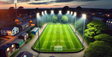 Cancha de fútbol iluminada por LED en un pueblo pequeño, iluminación uniforme y económica para partidos nocturnos
