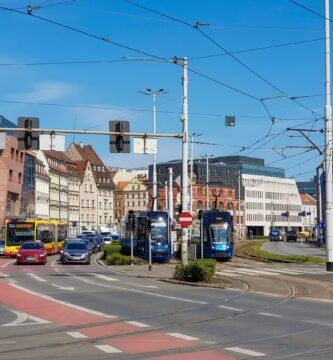a city street filled with traffic next to tall buildings