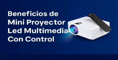Imagen de banner con mini proyector LED multimedia encendido, proyección colorida y texto comparativo