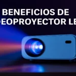 Imagen de videoproyector LED proyectando haz de luz colorido sobre fondo oscuro, ideal para cine en casa o eventos