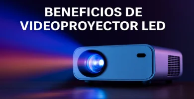 Imagen de videoproyector LED proyectando haz de luz colorido sobre fondo oscuro, ideal para cine en casa o eventos