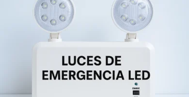 Luz de emergencia LED rectangular encendida, montada en muro interior con iluminación blanca
