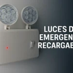 Luz de emergencia LED recargable encendida, con diseño moderno y estructura portátil para cortes de energía