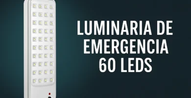 Luminaria de emergencia LED de 60 focos encendida sobre una pared, ideal para apagones o evacuaciones