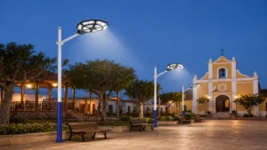 foco solar LED para plaza instalado iluminación pública eficiente parque urbano
